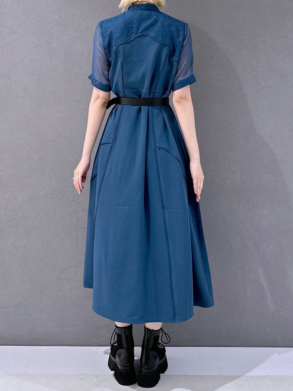 ブラック系のサンダル、ブルー系のワンピース、ブラック系のベルトを着用したレディースの夏コーディネートの3枚目の写真