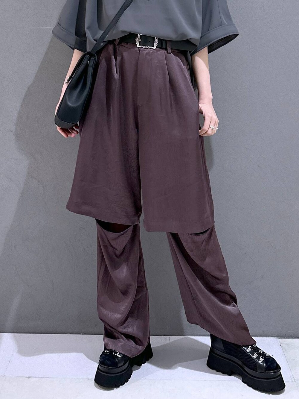 ブラック系のサンダル、パープル系のその他パンツ、グレー系のシャツ/ブラウスを着用したレディースの春コーディネートの7枚目の写真