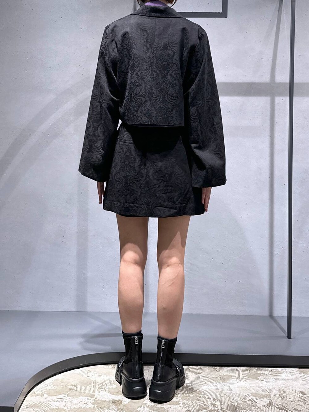 パープル系のシャツ/ブラウス、ブラック系のブーツ、ブラック系のその他パンツを着用したレディースの秋コーディネートの3枚目の写真