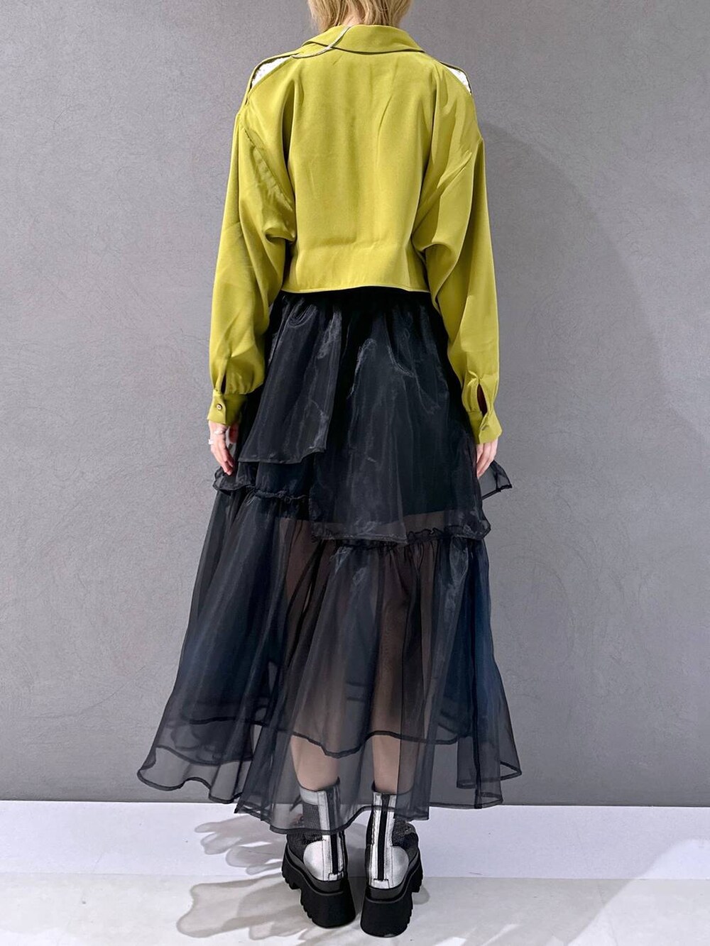 ブラック系のネクタイ、シルバー系のサンダル、イエロー系のシャツ/ブラウスを着用したレディースの春コーディネートの3枚目の写真