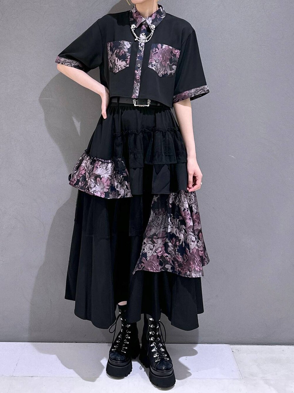 ブラック系のサンダル、ピンク系のシャツ/ブラウス、ピンク系のスカートを着用したレディースの春コーディネートの5枚目の写真