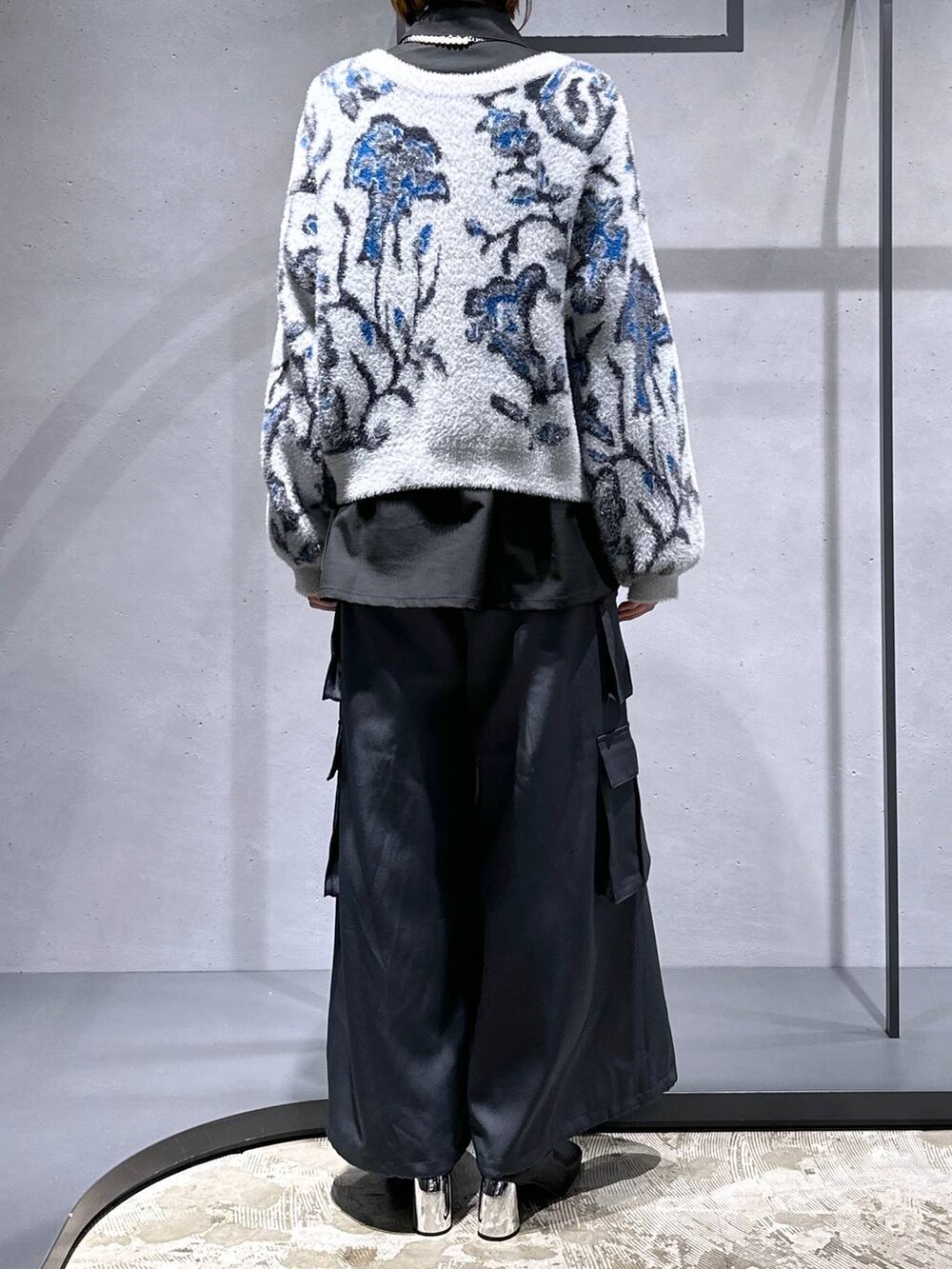 グレー系のカーディガン/ボレロ、ブラック系のブーツ、ブラック系のシャツ/ブラウスを着用したレディースの秋コーディネートの3枚目の写真