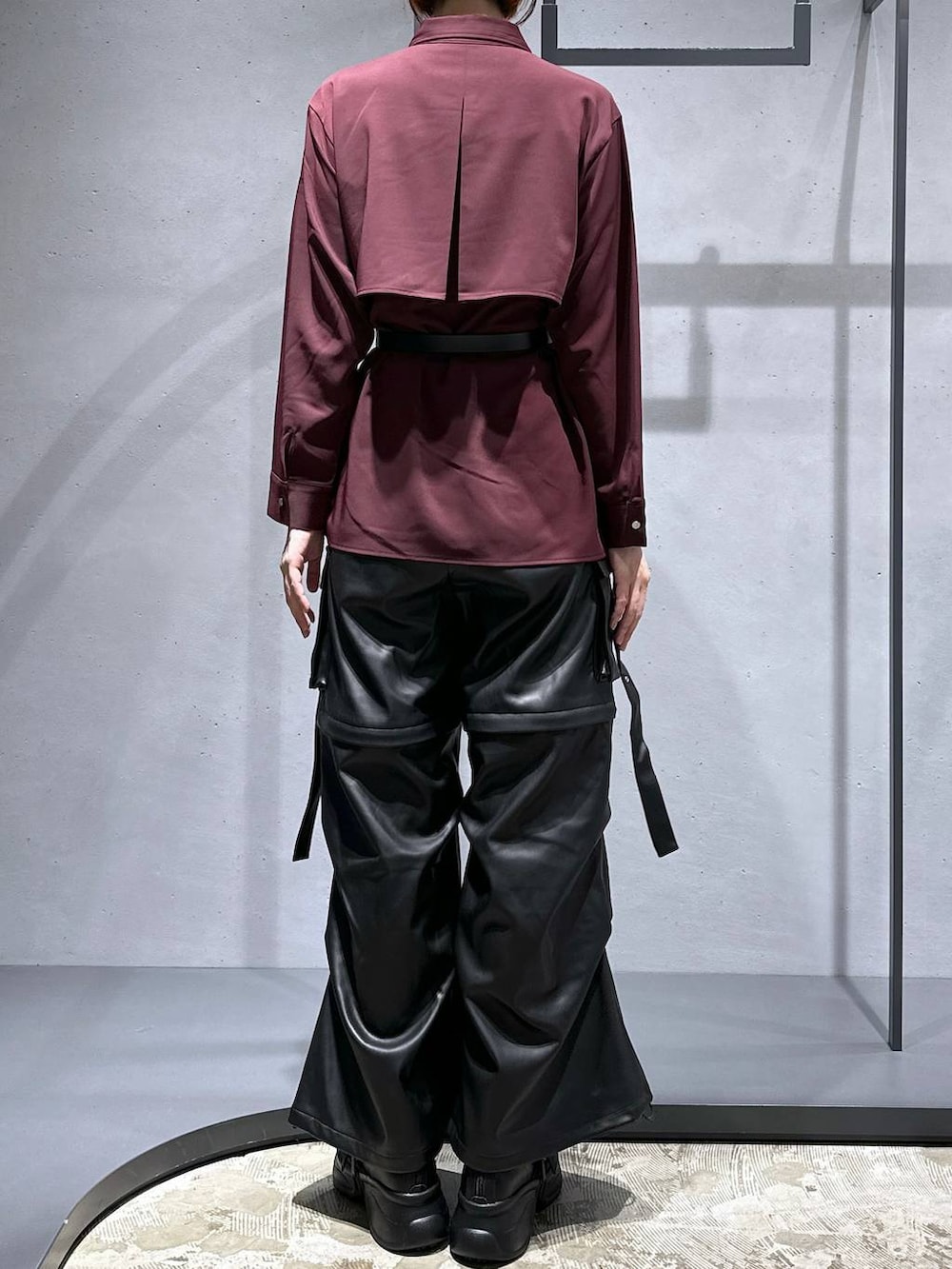 ブラック系のカーゴパンツ、ブラック系のブーツ、レッド系のシャツ/ブラウスを着用したレディースの夏コーディネートの3枚目の写真