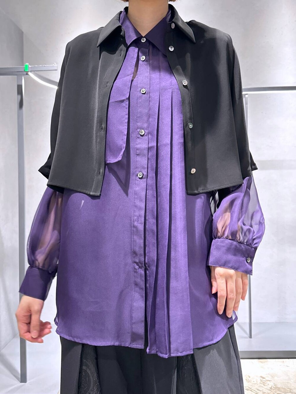 パープル系のシャツ/ブラウス、ブラック系のシャツ/ブラウス、ブラック系のサンダルを着用したレディースの夏コーディネートの2枚目の写真