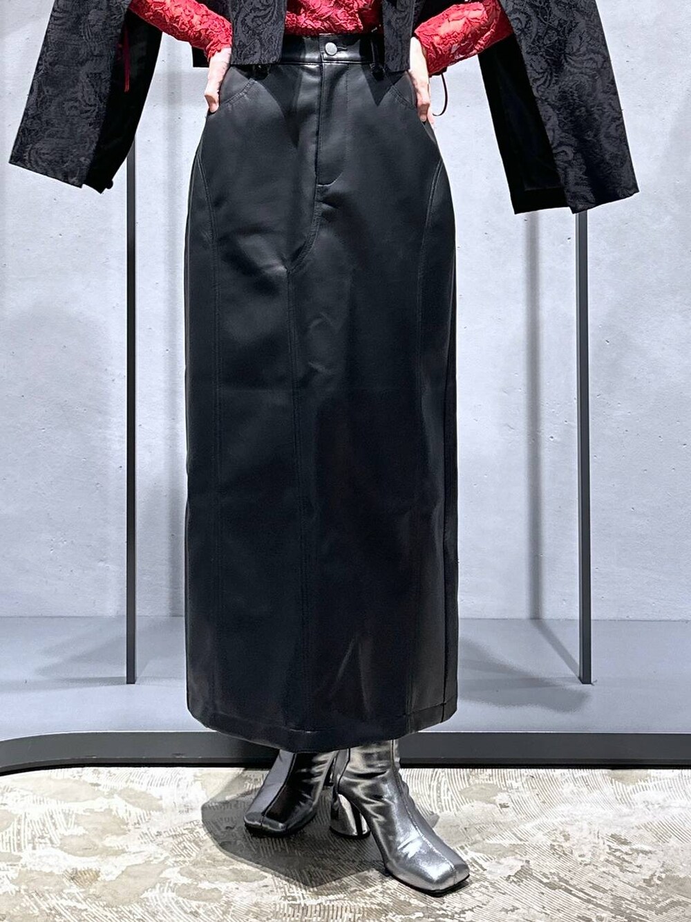 シルバー系のブーツ、レッド系のTシャツ/カットソー、ブラック系のテーラードジャケットを着用したレディースの秋コーディネートの6枚目の写真