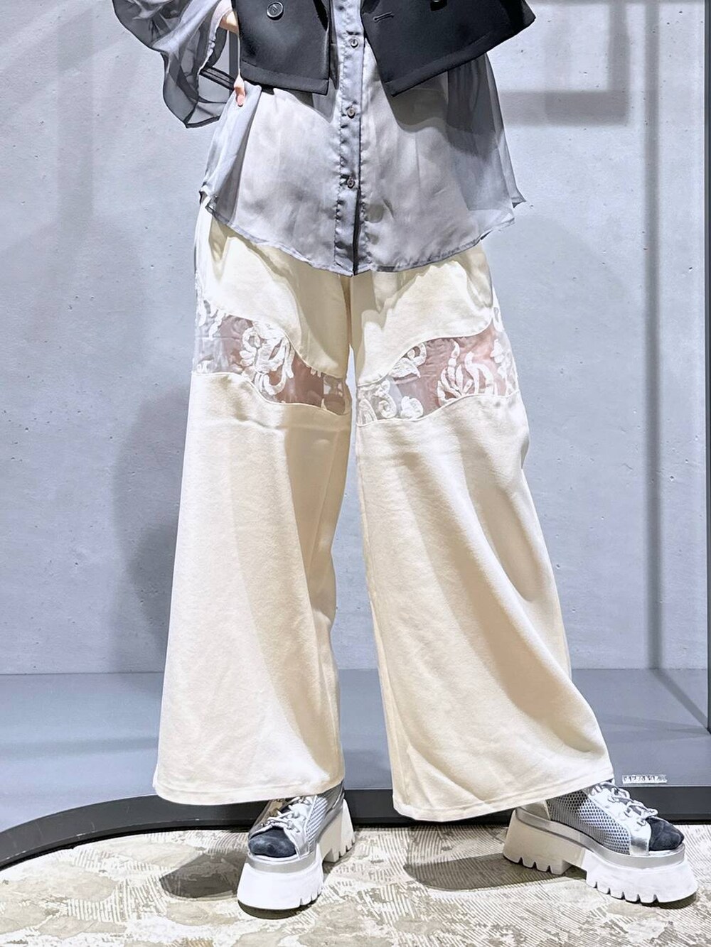 シルバー系のサンダル、ホワイト系のその他パンツ、グレー系のシャツ/ブラウスを着用したレディースの夏コーディネートの7枚目の写真