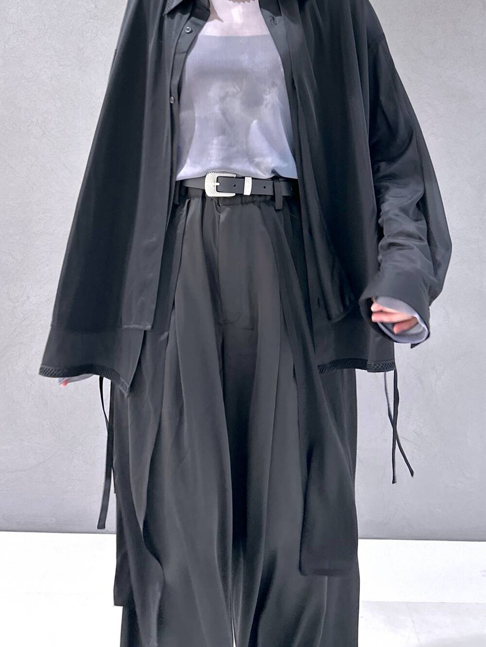 ブラック系のサンダル、ブラック系のシャツ/ブラウス、ブラック系のその他パンツを着用したレディースの春コーディネートの6枚目の写真