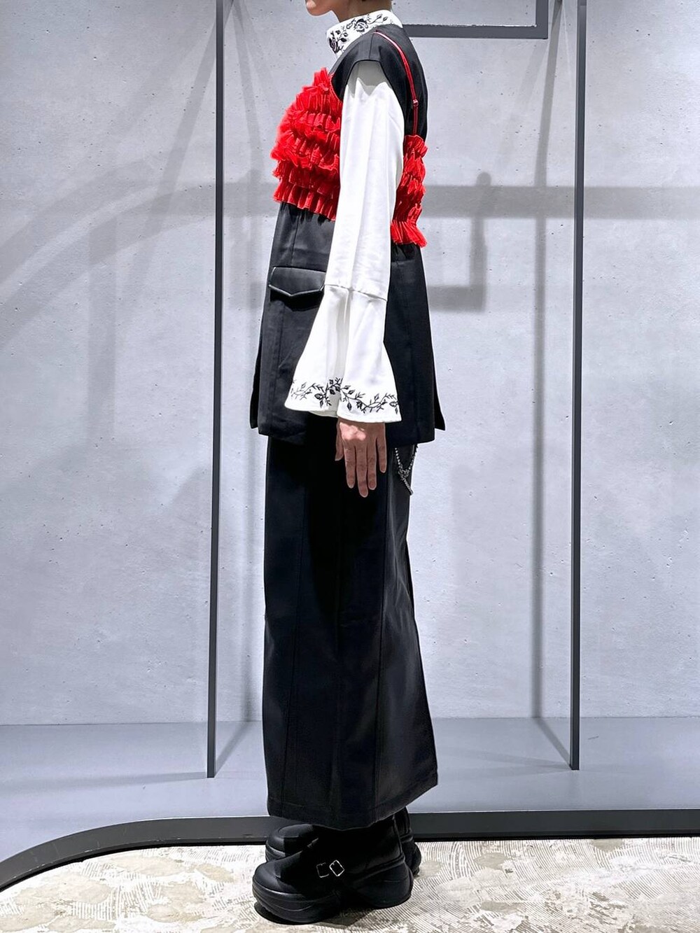 ブラック系のブーツ、ホワイト系のシャツ/ブラウス、ブラック系のスカートを着用したレディースの秋コーディネートの2枚目の写真