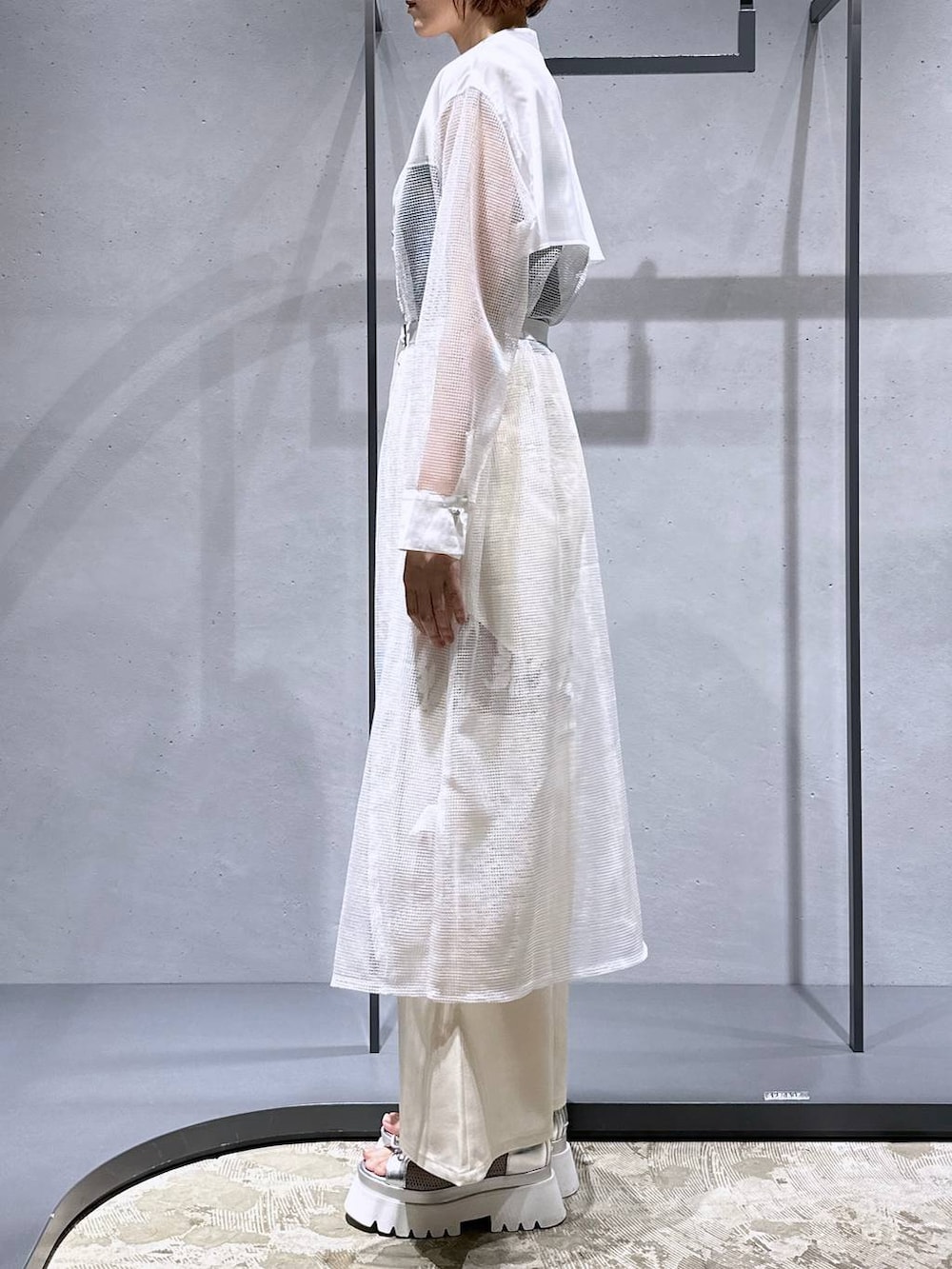 シルバー系のサンダル、ホワイト系のその他パンツ、ホワイト系のワンピースを着用したレディースの夏コーディネートの4枚目の写真