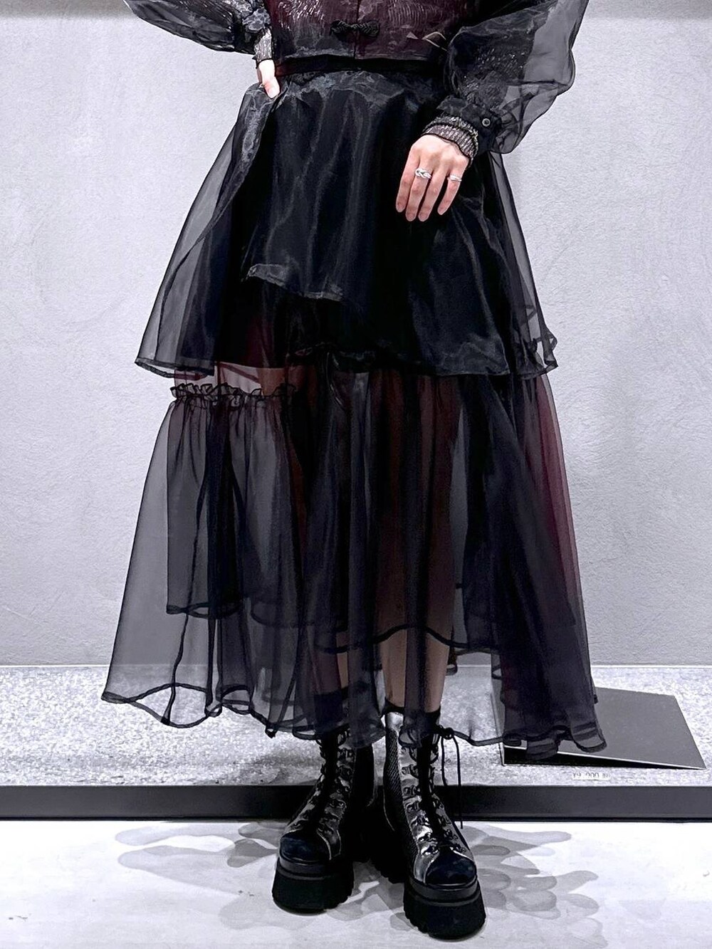 シルバー系のサンダル、ブラック系のTシャツ/カットソー、パープル系のシャツ/ブラウスを着用したレディースの春コーディネートの6枚目の写真