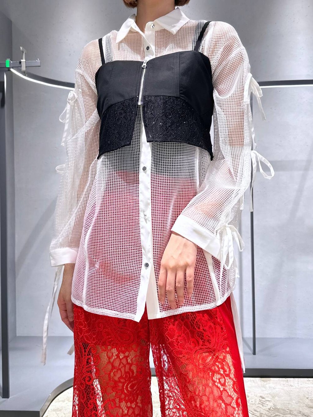 レッド系のその他パンツ、ブラック系のパンプス、ホワイト系のシャツ/ブラウスを着用したレディースの夏コーディネートの5枚目の写真