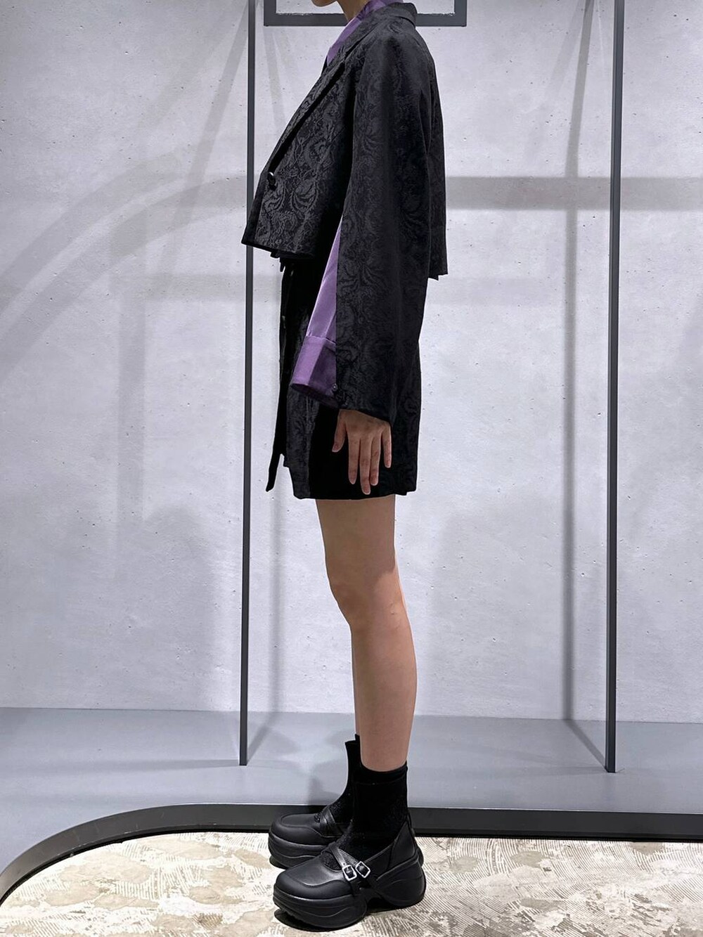 パープル系のシャツ/ブラウス、ブラック系のブーツ、ブラック系のその他パンツを着用したレディースの秋コーディネートの2枚目の写真