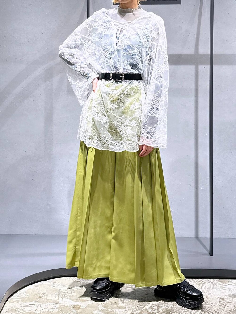 グリーン系のその他パンツ、グリーン系のTシャツ/カットソー、ブラック系のスニーカーを着用したレディースの冬コーディネートの4枚目の写真