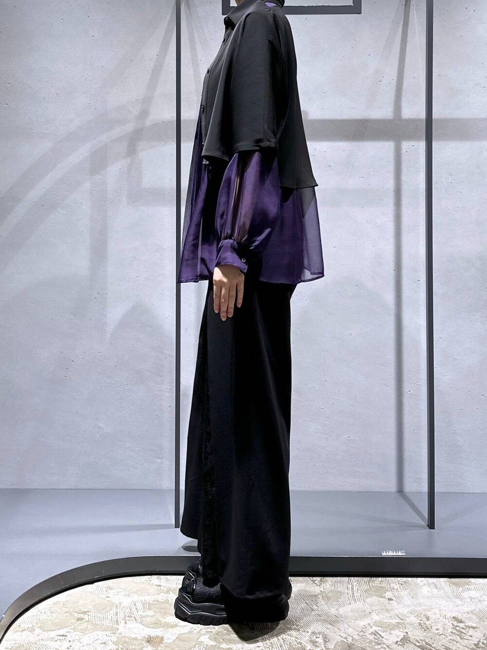 パープル系のシャツ/ブラウス、ブラック系のシャツ/ブラウス、ブラック系のサンダルを着用したレディースの夏コーディネートの3枚目の写真