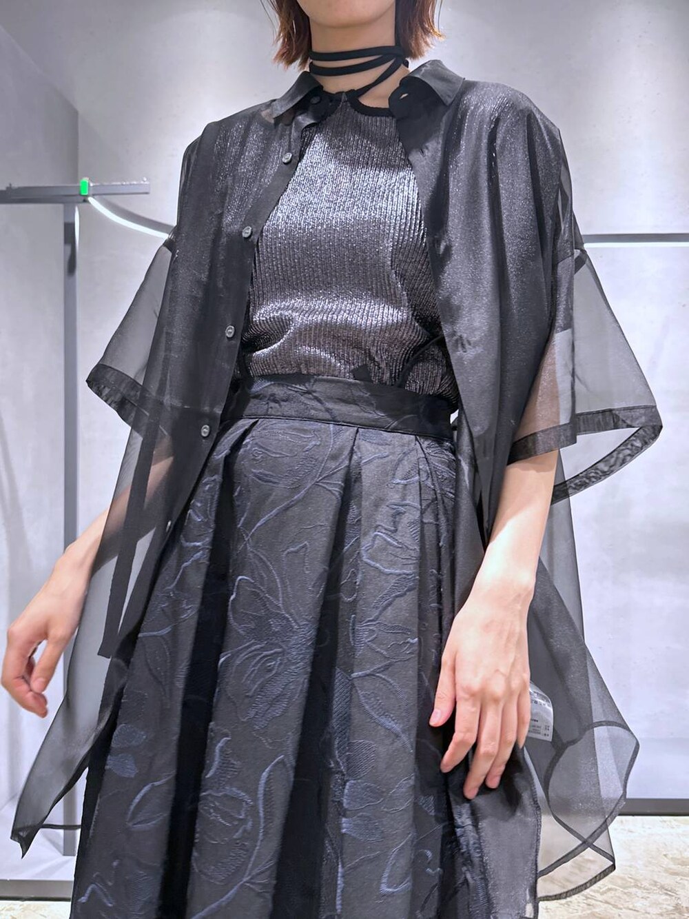 ブラック系のサンダル、グレー系のTシャツ/カットソー、ブラック系のシャツ/ブラウスを着用したレディースの春コーディネートの2枚目の写真