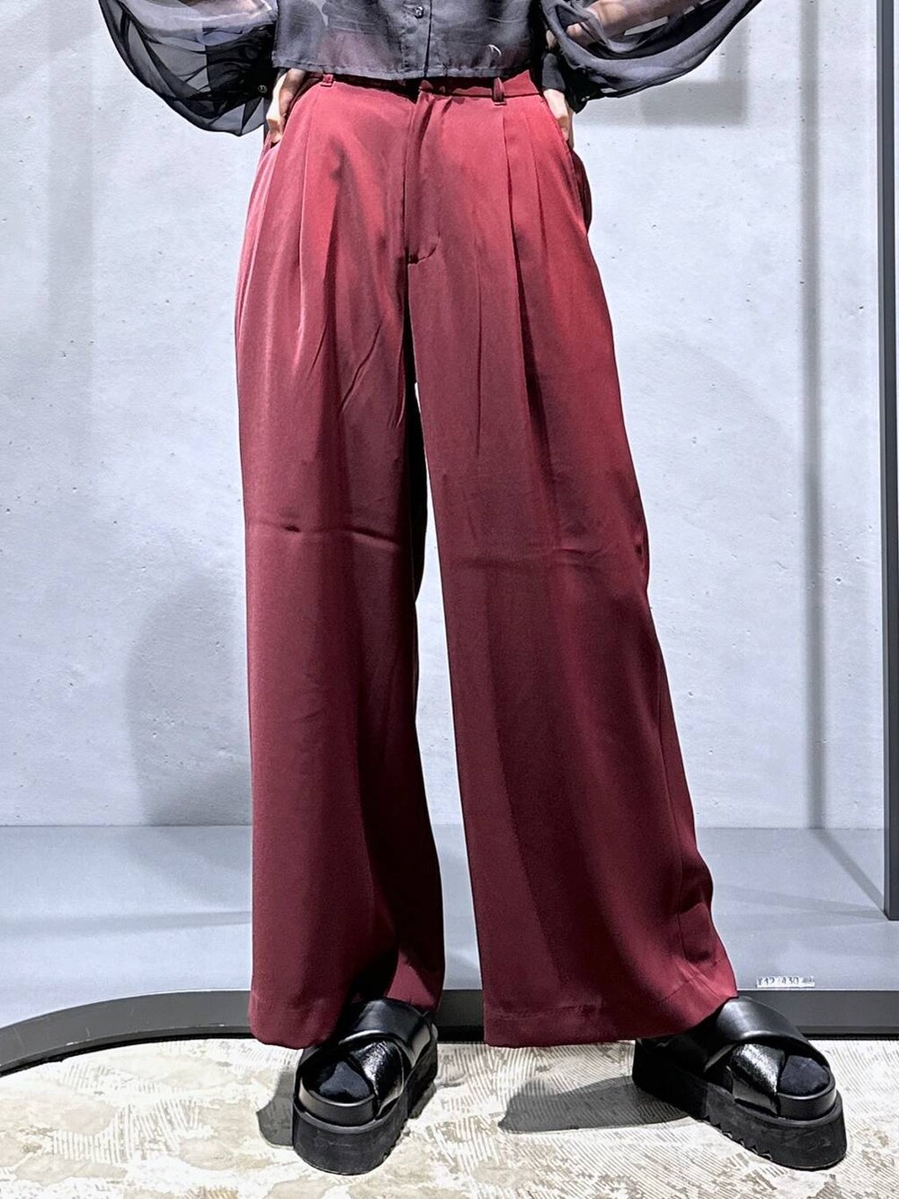 レッド系のその他パンツ、ブラック系のサンダル、ピンク系のシャツ/ブラウスを着用したレディースの春コーディネートの7枚目の写真