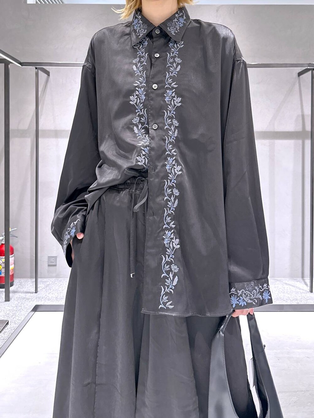 ブラック系のトートバッグ、ブラック系のその他パンツ、ブラック系のサンダルを着用したレディースの春コーディネートの6枚目の写真