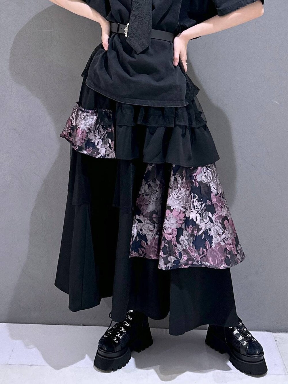 ブラック系のネクタイ、ブラック系のサンダル、ブラック系のTシャツ/カットソーを着用したレディースの春コーディネートの7枚目の写真