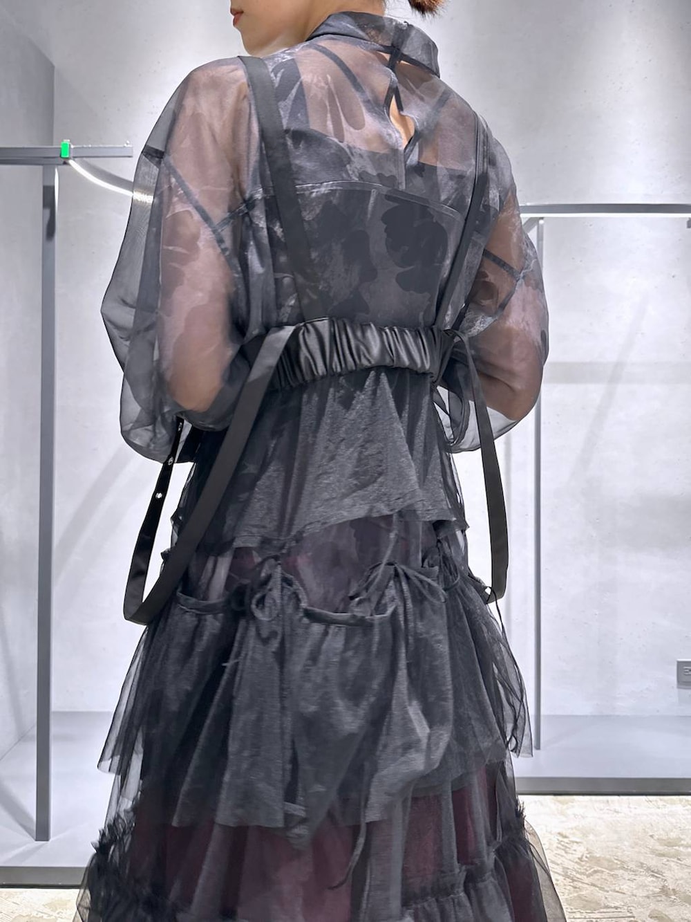 ブラック系のTシャツ/カットソー、ブラック系のパンプス、ブラック系のスカートを着用したレディースの夏コーディネートの6枚目の写真