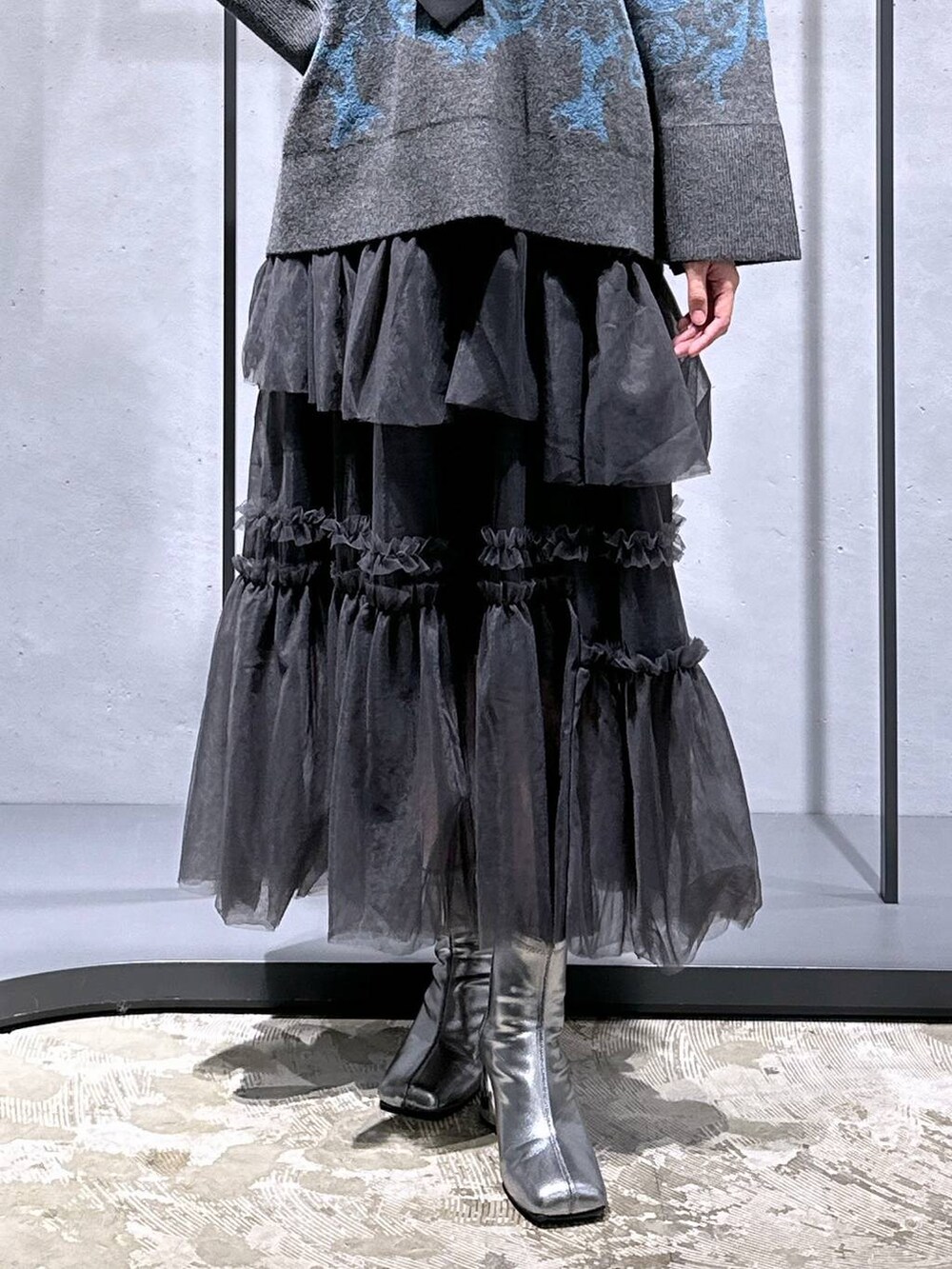 ブラック系のネクタイ、ブラック系のシャツ/ブラウス、シルバー系のブーツを着用したレディースの秋コーディネートの6枚目の写真