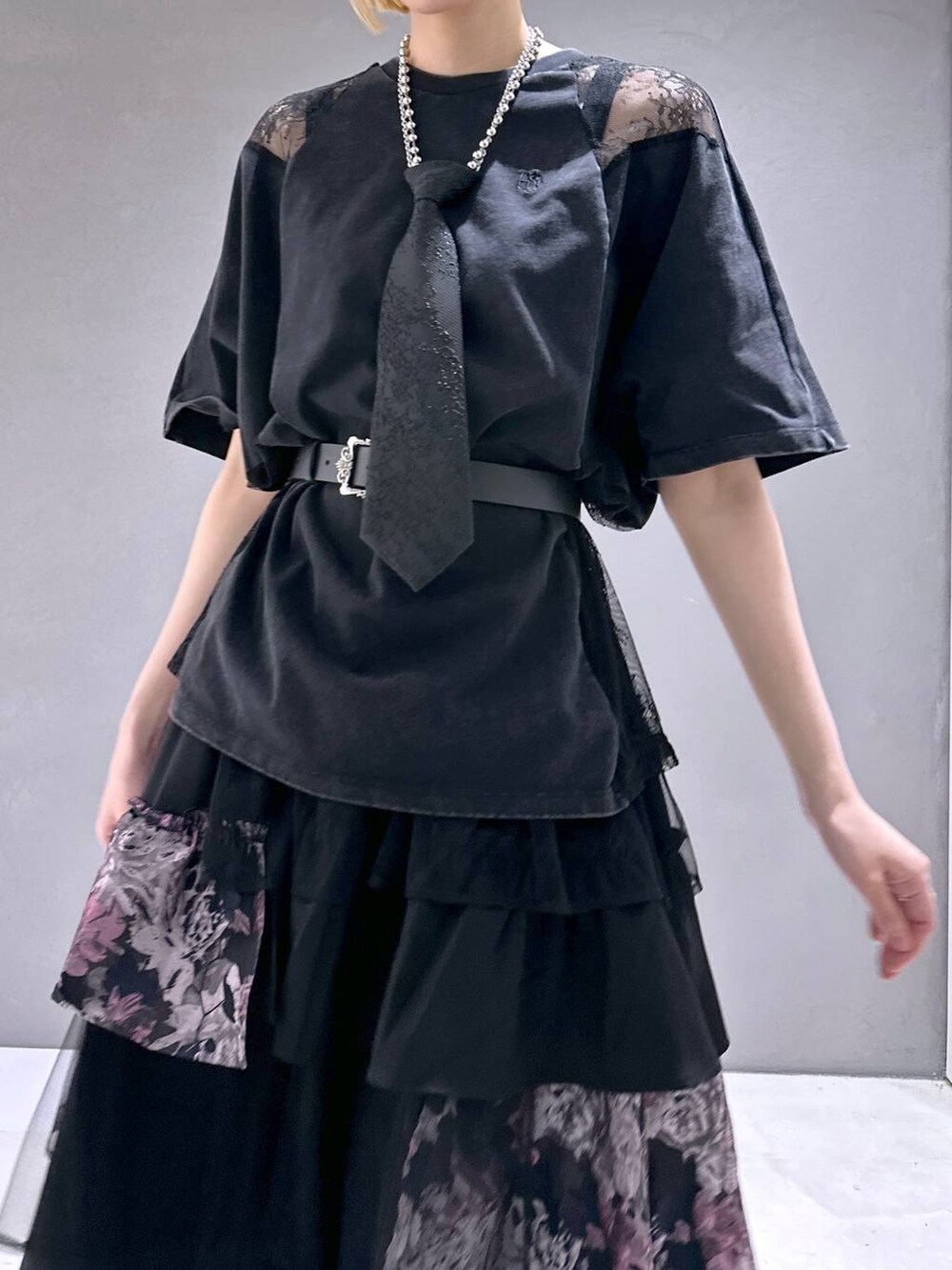 ブラック系のネクタイ、ブラック系のサンダル、ブラック系のTシャツ/カットソーを着用したレディースの春コーディネートの5枚目の写真