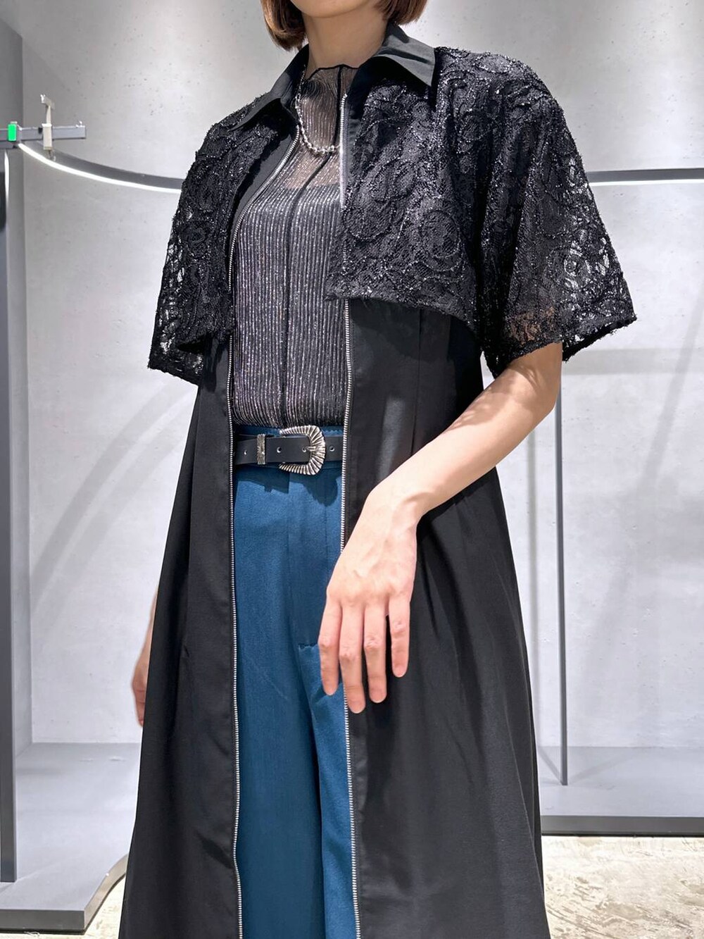 ブルー系のその他パンツ、ブラック系のTシャツ/カットソー、ブラック系のパンプスを着用したレディースの夏コーディネートの5枚目の写真