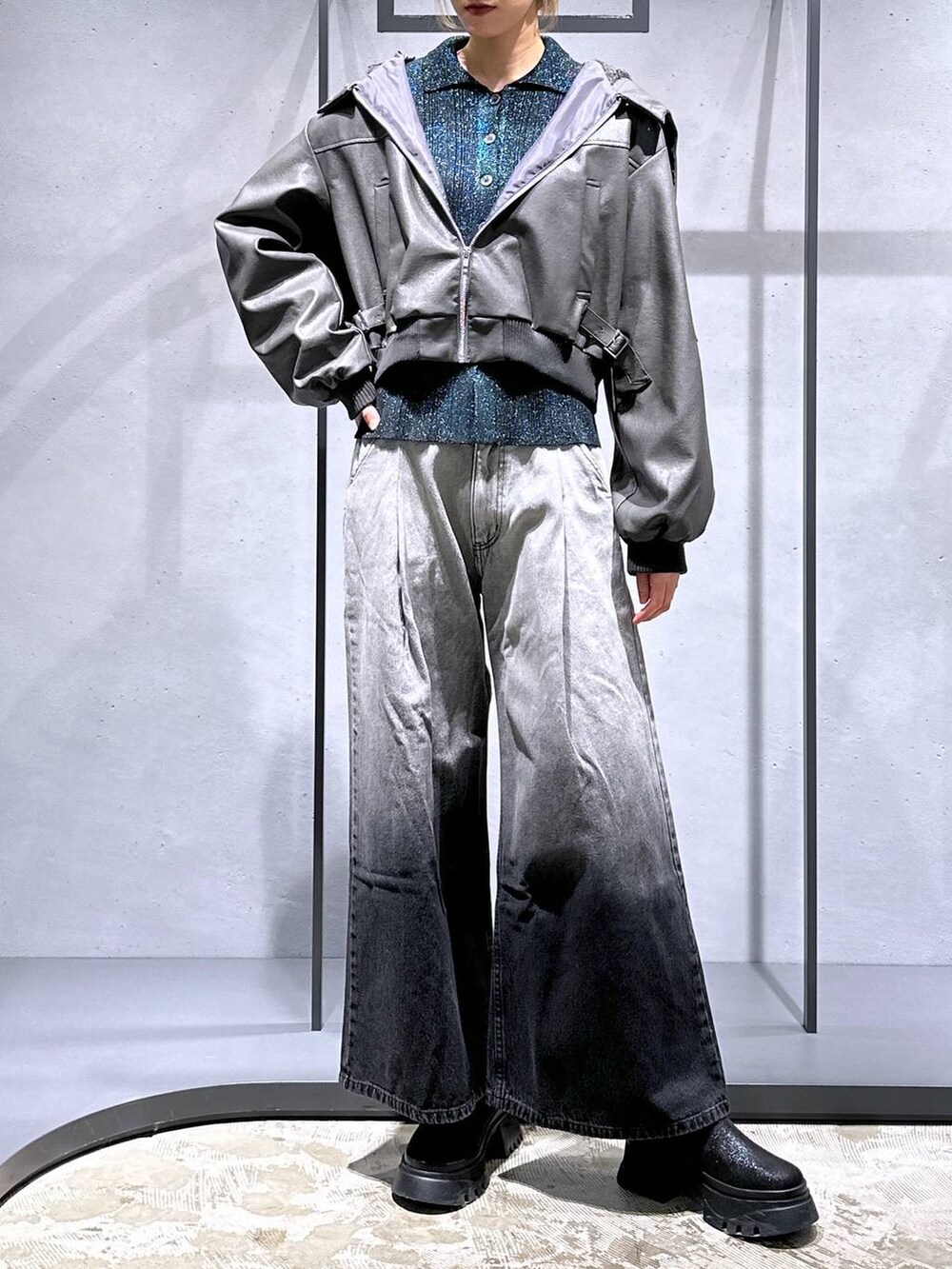 ブラック系のブーツ、グリーン系のカーディガン/ボレロ、グレー系のデニムパンツを着用したレディースの冬コーディネートの4枚目の写真