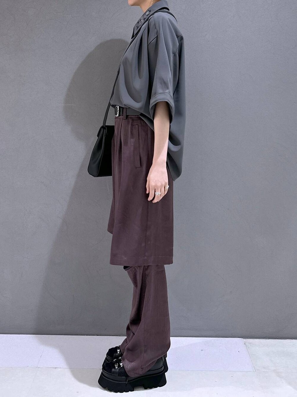 ブラック系のサンダル、パープル系のその他パンツ、グレー系のシャツ/ブラウスを着用したレディースの春コーディネートの2枚目の写真