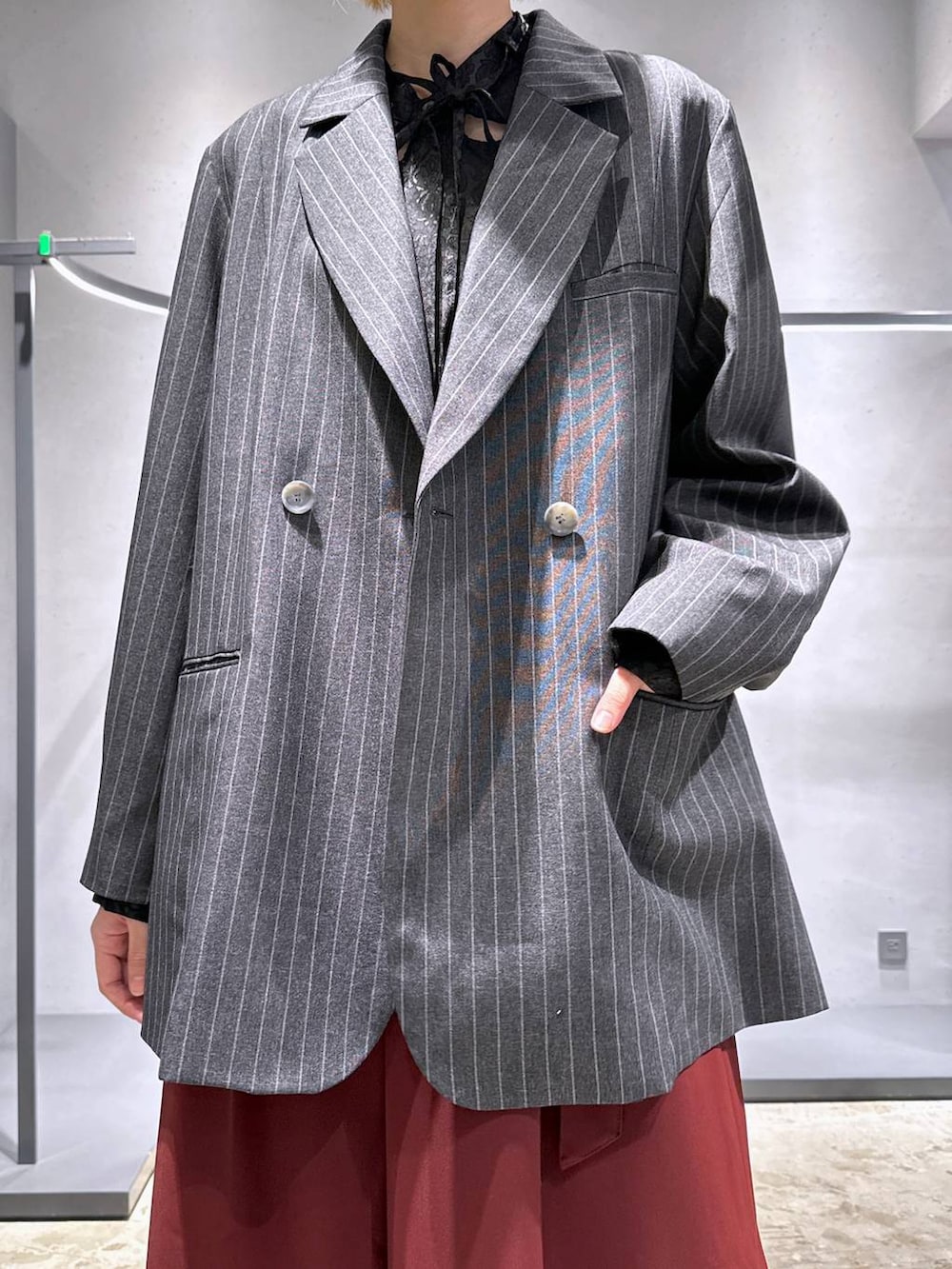 レッド系のその他パンツ、ブラック系のシャツ/ブラウス、ブラック系のドレスシューズを着用したレディースの秋コーディネートの5枚目の写真