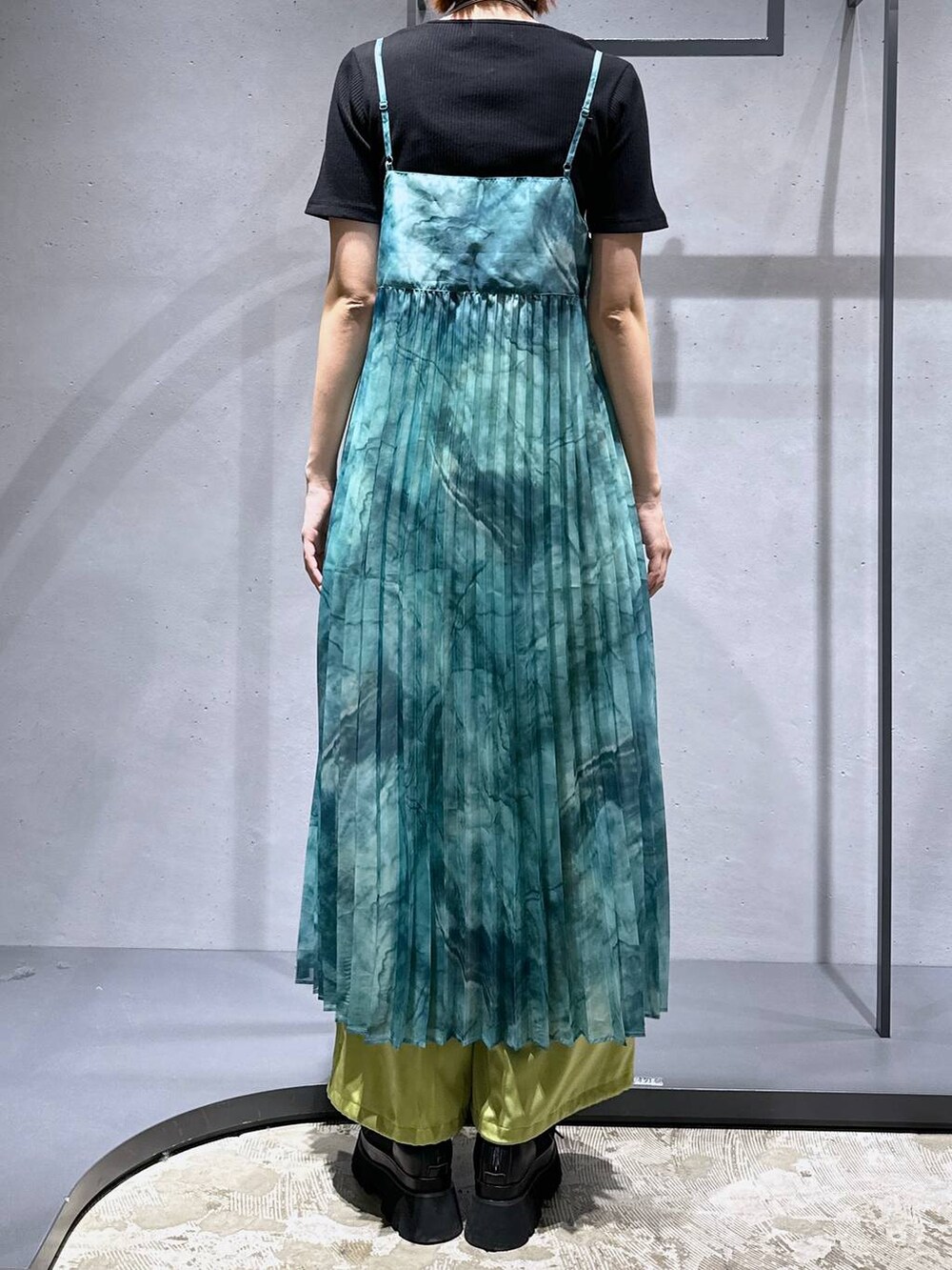 ブラック系のサンダル、グリーン系のカーゴパンツ、ブラック系のTシャツ/カットソーを着用したレディースの春コーディネートの5枚目の写真