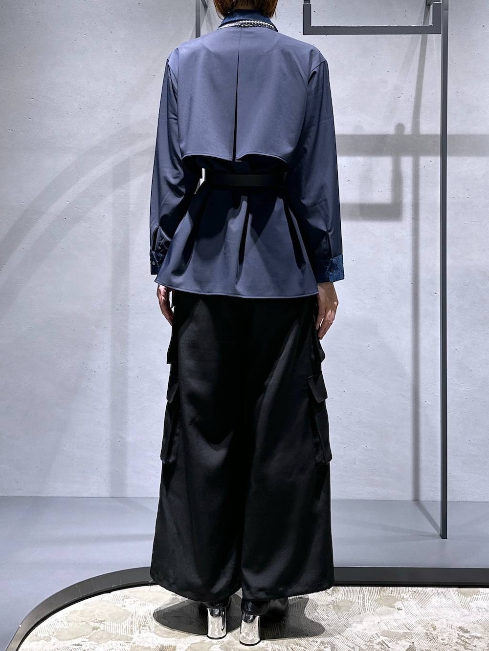 ブラック系のブーツ、ブルー系のシャツ/ブラウス、ブラック系のカーゴパンツを着用したレディースの秋コーディネートの3枚目の写真