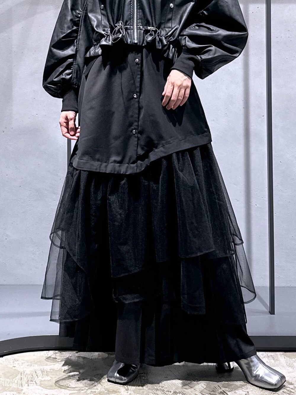 グレー系のTシャツ/カットソー、シルバー系のブーツ、ブラック系のその他パンツを着用したレディースの秋コーディネートの6枚目の写真