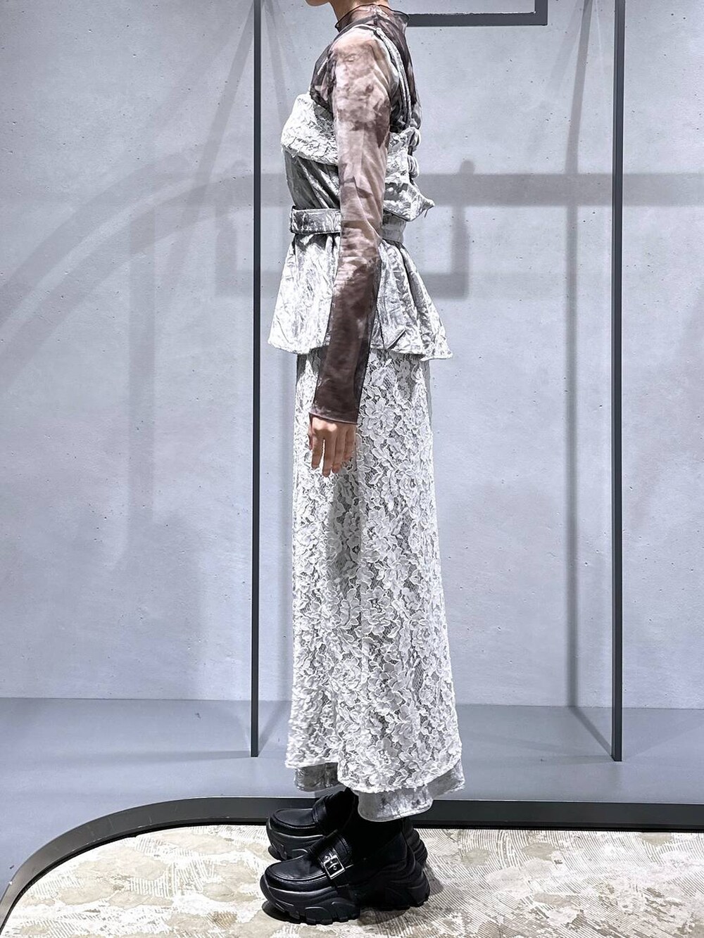 ブラック系のTシャツ/カットソー、ブラック系のローファー、グレー系のベストを着用したレディースの秋コーディネートの2枚目の写真