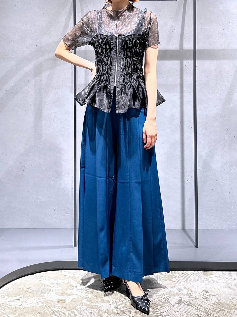 ブラック系のTシャツ/カットソー、ブラック系のベスト、ブラック系のパンプスを着用したレディースの夏コーディネートの4枚目の写真