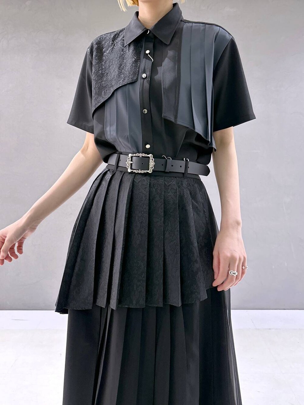 ブラック系のサンダル、ブラック系のスカート、ブラック系のシャツ/ブラウスを着用したレディースの春コーディネートの6枚目の写真