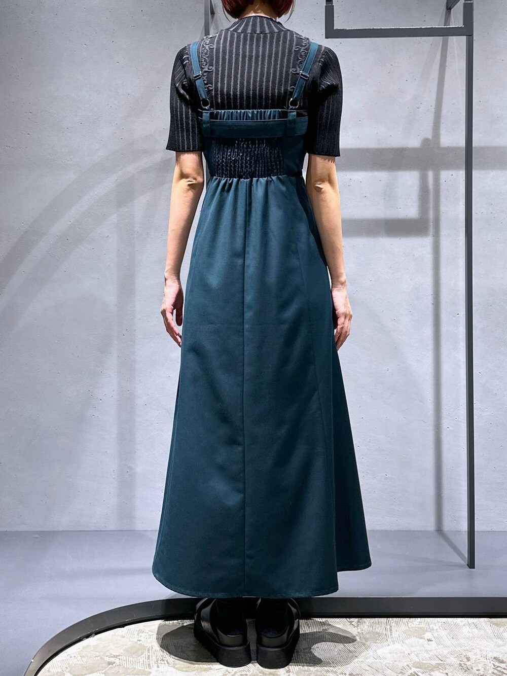 ブラック系のサンダル、グレー系のニット/セーター、グリーン系のワンピースを着用したレディースの春コーディネートの5枚目の写真