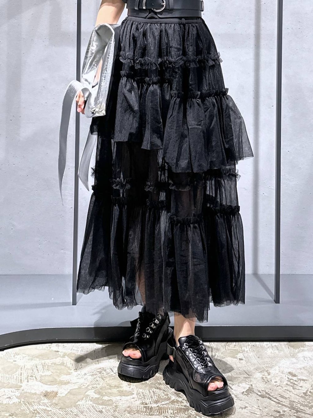 ブラック系のシャツ/ブラウス、ブラック系のサンダル、シルバー系のトートバッグを着用したレディースの夏コーディネートの7枚目の写真