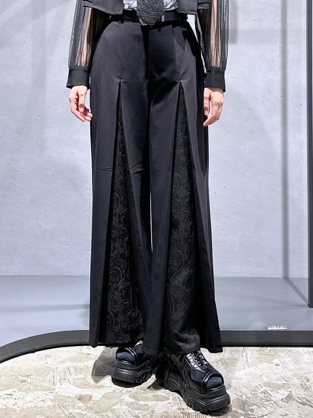 ブラック系のネクタイ、ホワイト系のTシャツ/カットソー、ブラック系のサンダルを着用したレディースの夏コーディネートの6枚目の写真