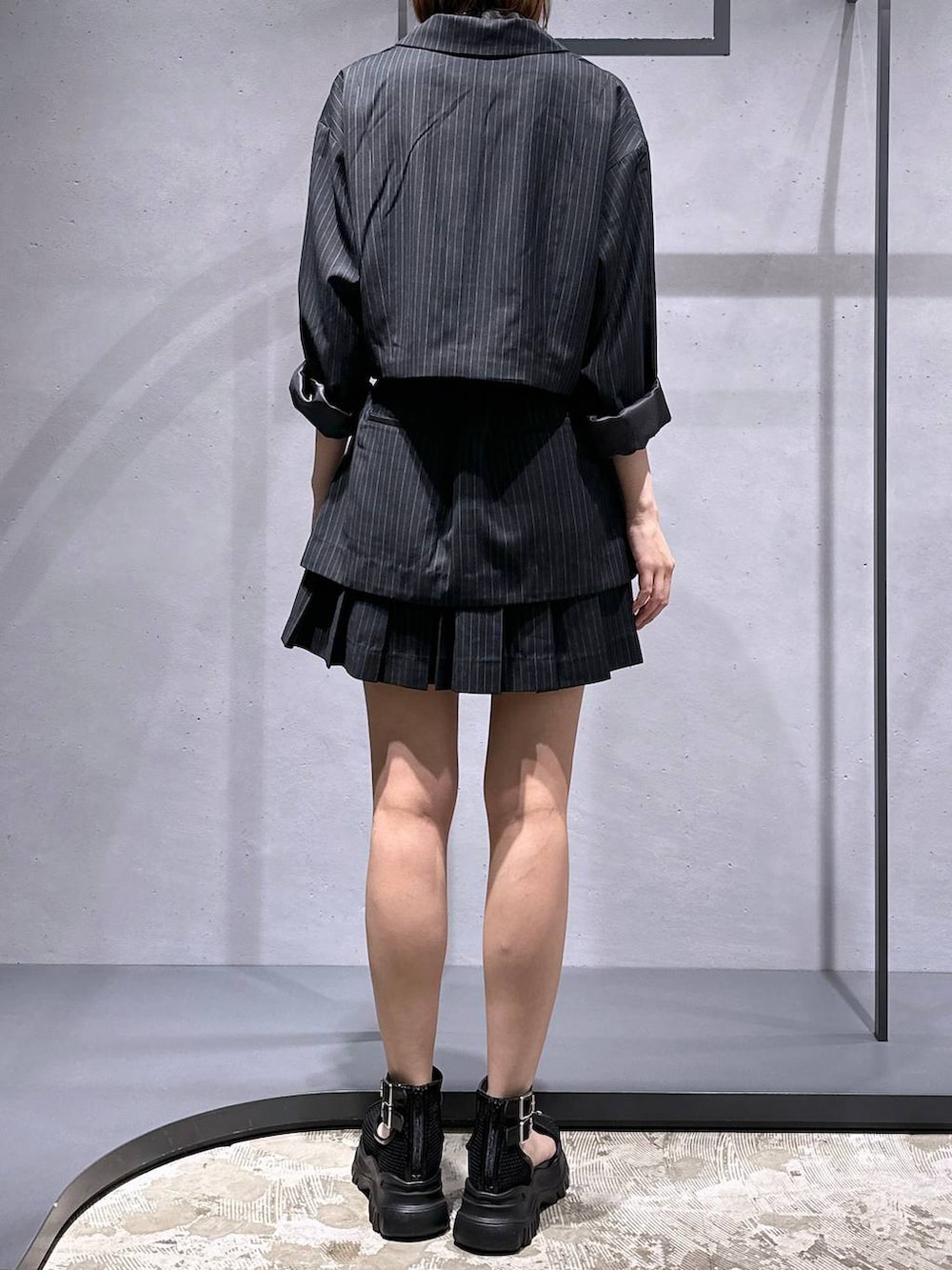 その他のテーラードジャケット、ブラック系のTシャツ/カットソー、ブラック系のサンダルを着用したレディースの夏コーディネートの3枚目の写真