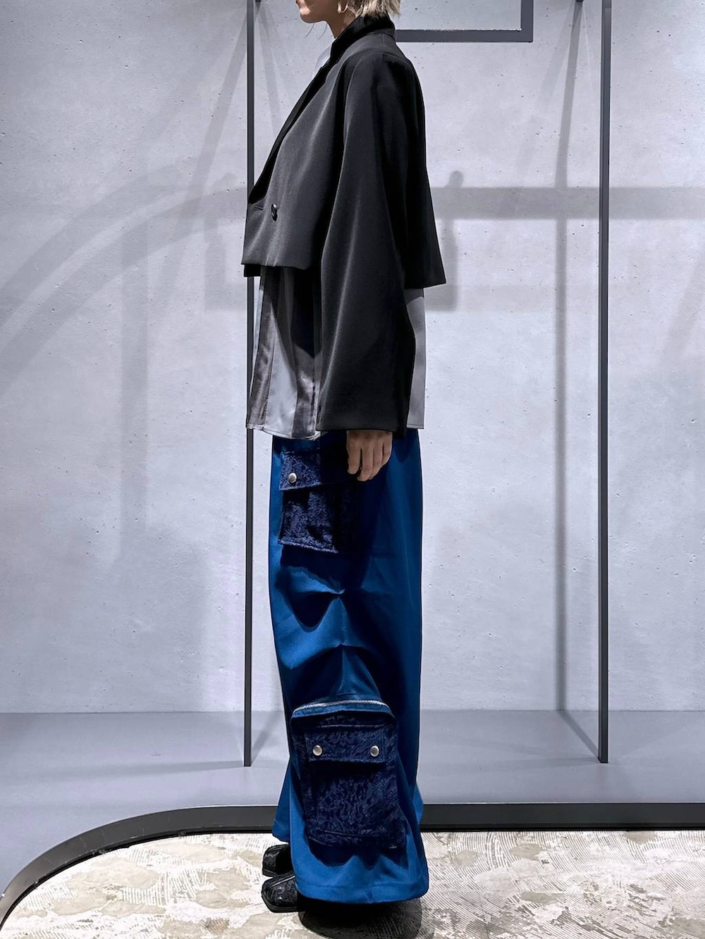 ブラック系のブーツ、グレー系のシャツ/ブラウス、ブルー系のカーゴパンツを着用したレディースの冬コーディネートの2枚目の写真