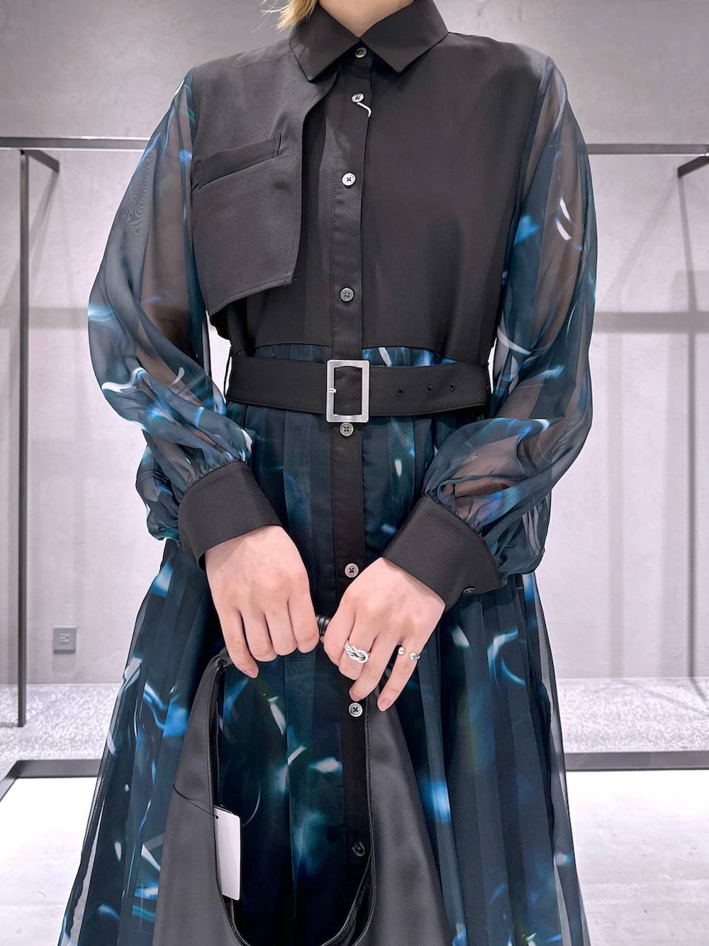 ブラック系のトートバッグ、ブラック系のサンダルを着用したレディースの春コーディネートの5枚目の写真