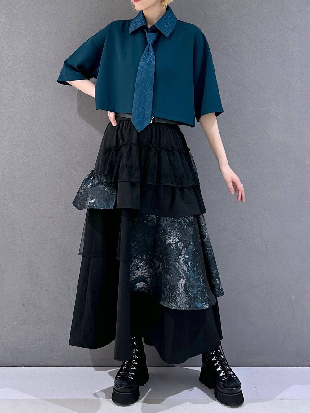 ブラック系のサンダル、グリーン系のシャツ/ブラウス、グリーン系のスカートを着用したレディースの春コーディネートの4枚目の写真