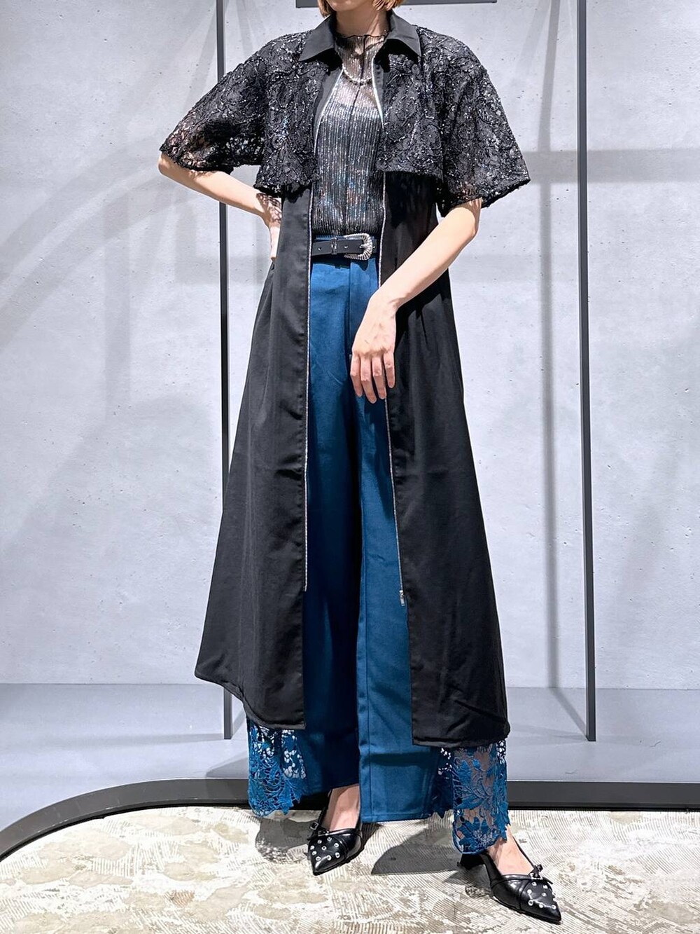 ブルー系のその他パンツ、ブラック系のTシャツ/カットソー、ブラック系のパンプスを着用したレディースの夏コーディネートの4枚目の写真