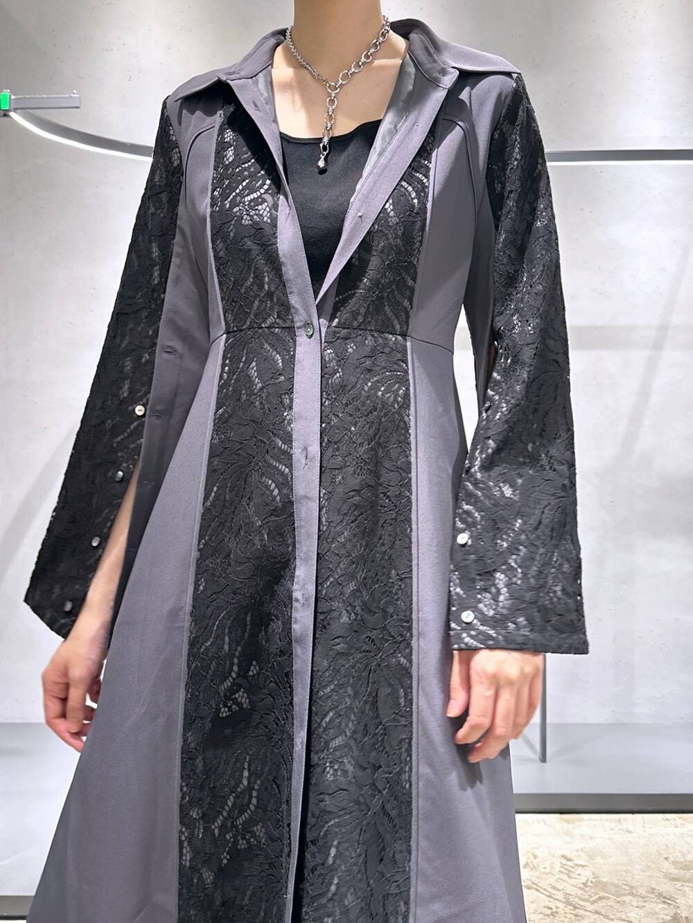 ブラック系のワンピース、ブルー系のその他パンツ、ブラック系のブーツを着用したレディースの夏コーディネートの5枚目の写真