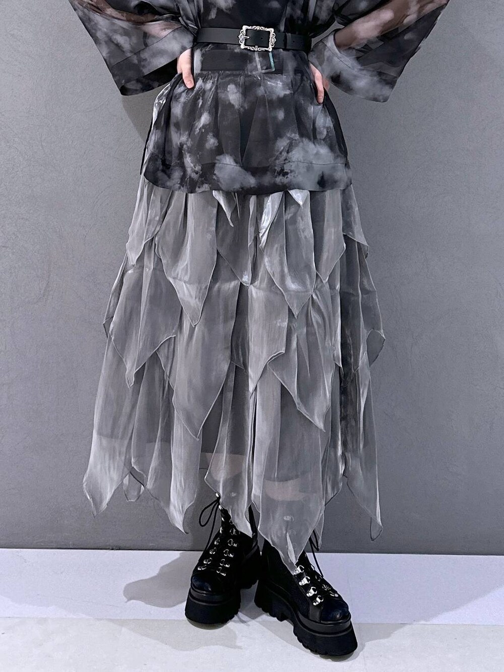 ブラック系のサンダル、ブラック系のシャツ/ブラウス、グレー系のスカートを着用したレディースの春コーディネートの6枚目の写真