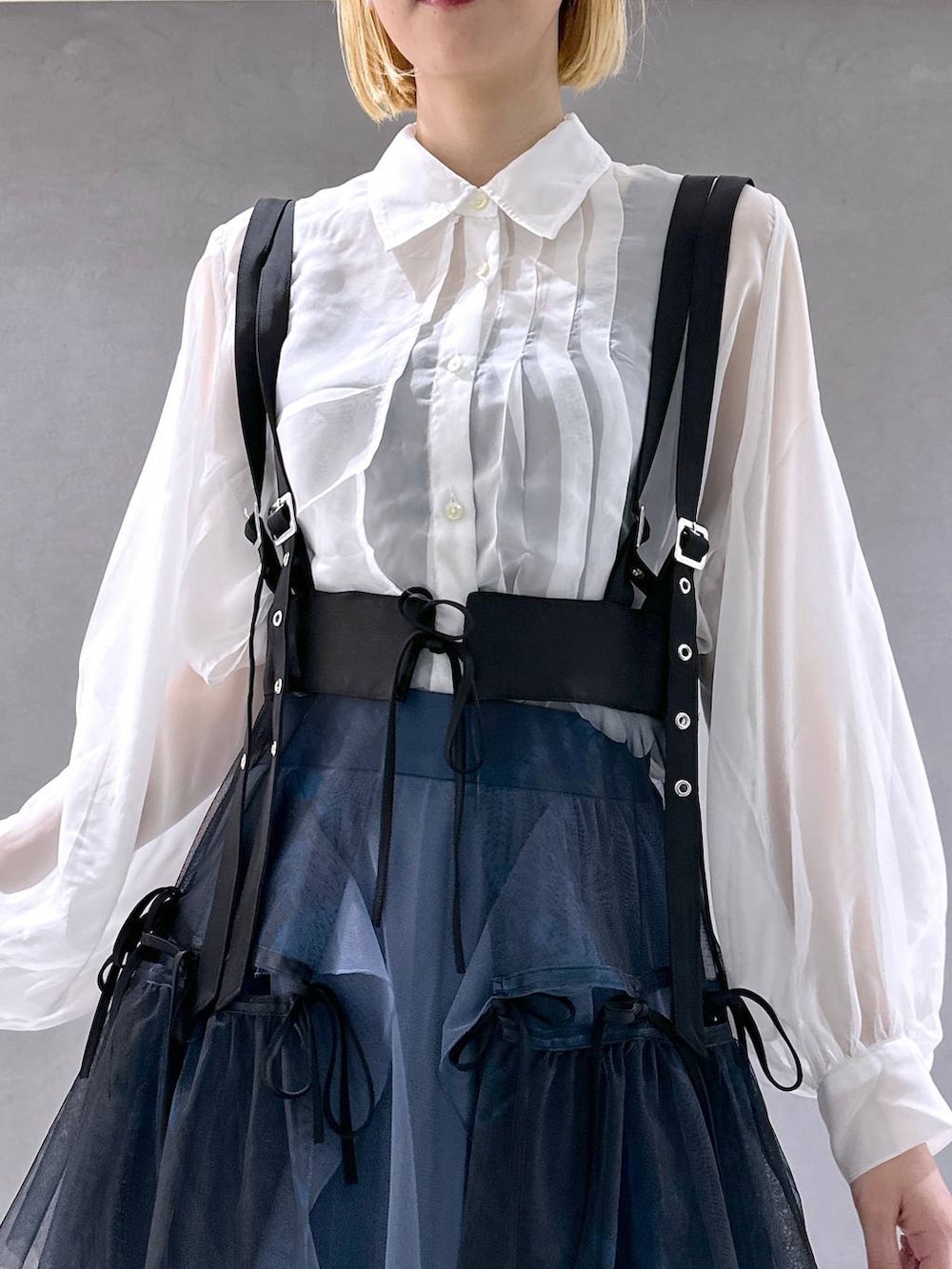 ブルー系のスカート、ブルー系のスカート、ブラック系のサンダルを着用したレディースの春コーディネートの5枚目の写真
