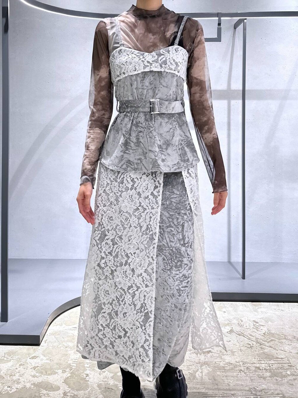 ブラック系のTシャツ/カットソー、ブラック系のローファー、グレー系のベストを着用したレディースの秋コーディネートの4枚目の写真