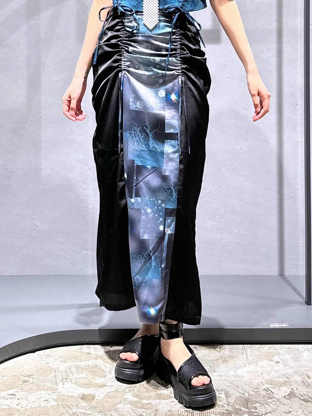 グリーン系のシャツ/ブラウス、ブラック系のサンダル、ブラック系のスカートを着用したレディースの夏コーディネートの8枚目の写真