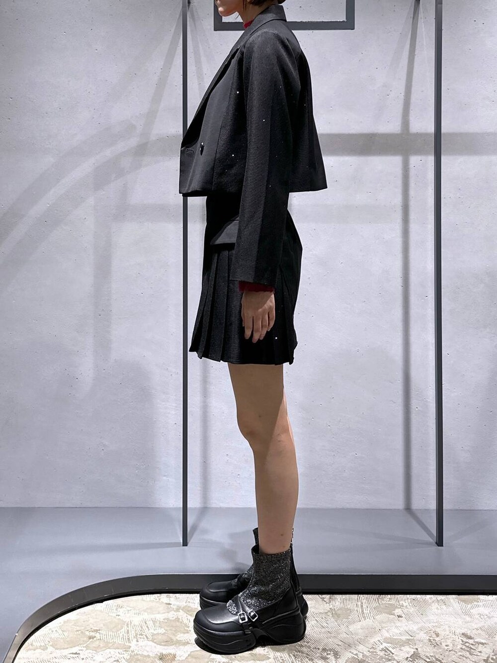 シルバー系のブーツ、ブラック系のテーラードジャケット、ブラック系のその他パンツを着用したレディースの秋コーディネートの2枚目の写真