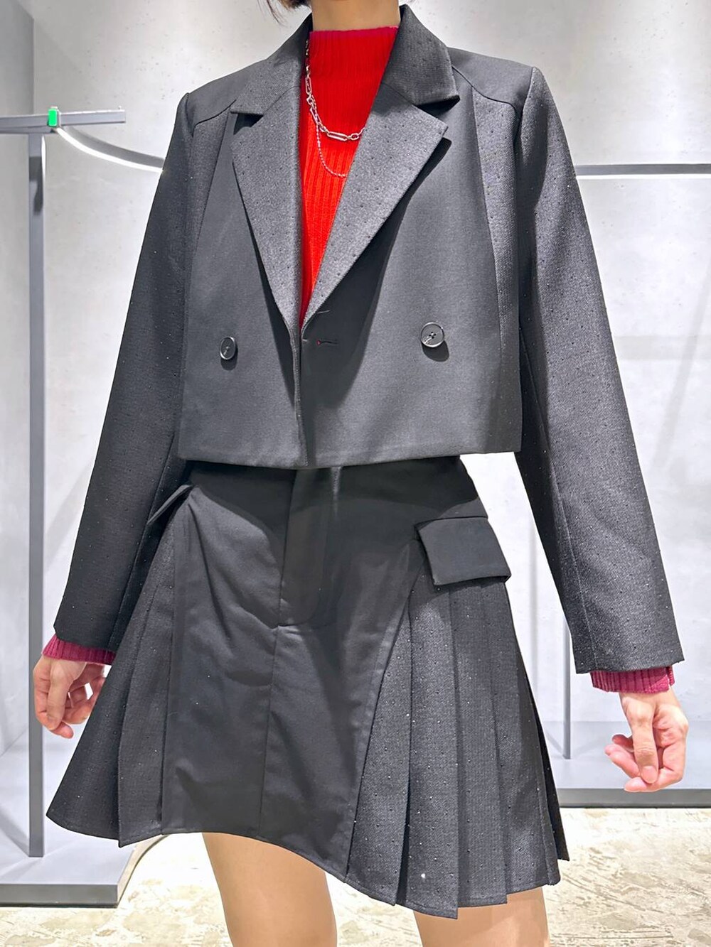 シルバー系のブーツ、ブラック系のテーラードジャケット、ブラック系のその他パンツを着用したレディースの秋コーディネートの5枚目の写真